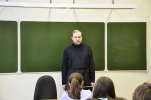 диакон Сергей Петров проводит культорологическую беседу с десятикласниками