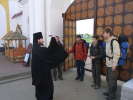 Архимандрид Силуан, настоятель Свято-Троицкого Варницкого монастыря, благословляет паломников на дальнейшее путешествие