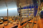 Библиотека Делфтского технического университета, Южная Голландия, Нидерланды. Построенная в 1997 году библиотека была создана по дизайнам архитектурного бюро «Mecanoo». Она находится за внутренним двором университета. Крыша библиотеки покрыта травой, которая служит природным изоляционным материалом