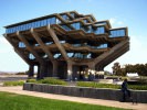 Библиотека Гейзеля, Калифорнийский университет, Сан-Диего. Библиотека Гейзеля – главная библиотека Калифорнийского университета в Сан-Диего. Здесь находится 4 из 6 библиотек кампуса