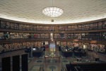 Стокгольмская общественная библиотека, Швеция. Стокгольмская библиотека представляет собой круглое здание, созданное шведским архитектором Гуннаром Асплундом. Ее подготовили в 1918 году. Строительство началось в 1924 году, а завершили ее в 1928 году. Это одно из самых примечательных зданий в Стокгольме. Это была первая библиотека в Швеции, где приняли открытые полки