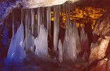 Какая пещера без сталактитов и сталагмитов, разница в том, что сталактиты на потолке, а сталагмиты на полу, сросшиеся-сталагнаты.