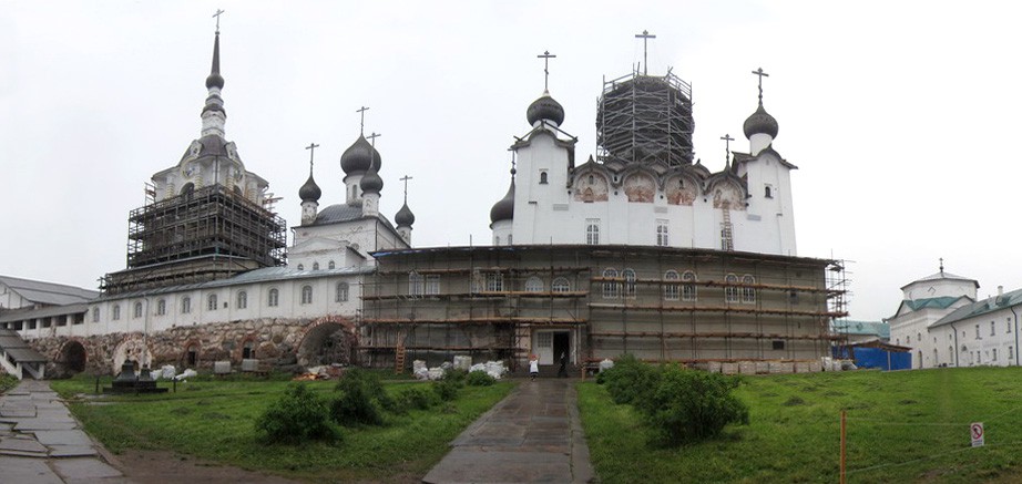 Вид на соборы Спасо-Преображенского Соловецкого монастыря