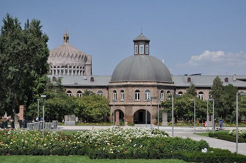 Старинное здание академии и семинарии располагается рядом с семинарским храмом и общежитием.